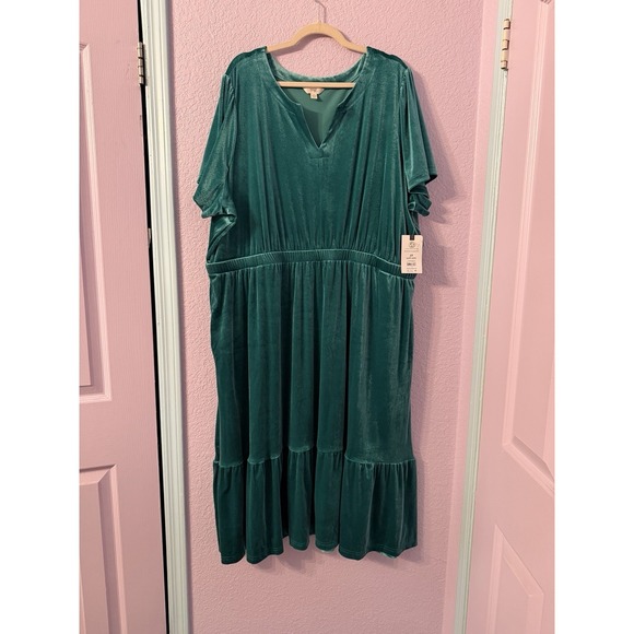 Terra & Sky Dresses & Skirts - Terra & Sky Midi Dress Size 3X Pockets Tiered Flutter Sleeve Emerald Velvet NWT